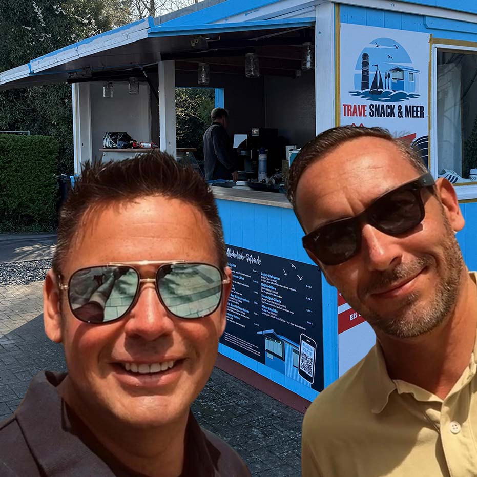 Florian und Norman vor der blauen Hütte